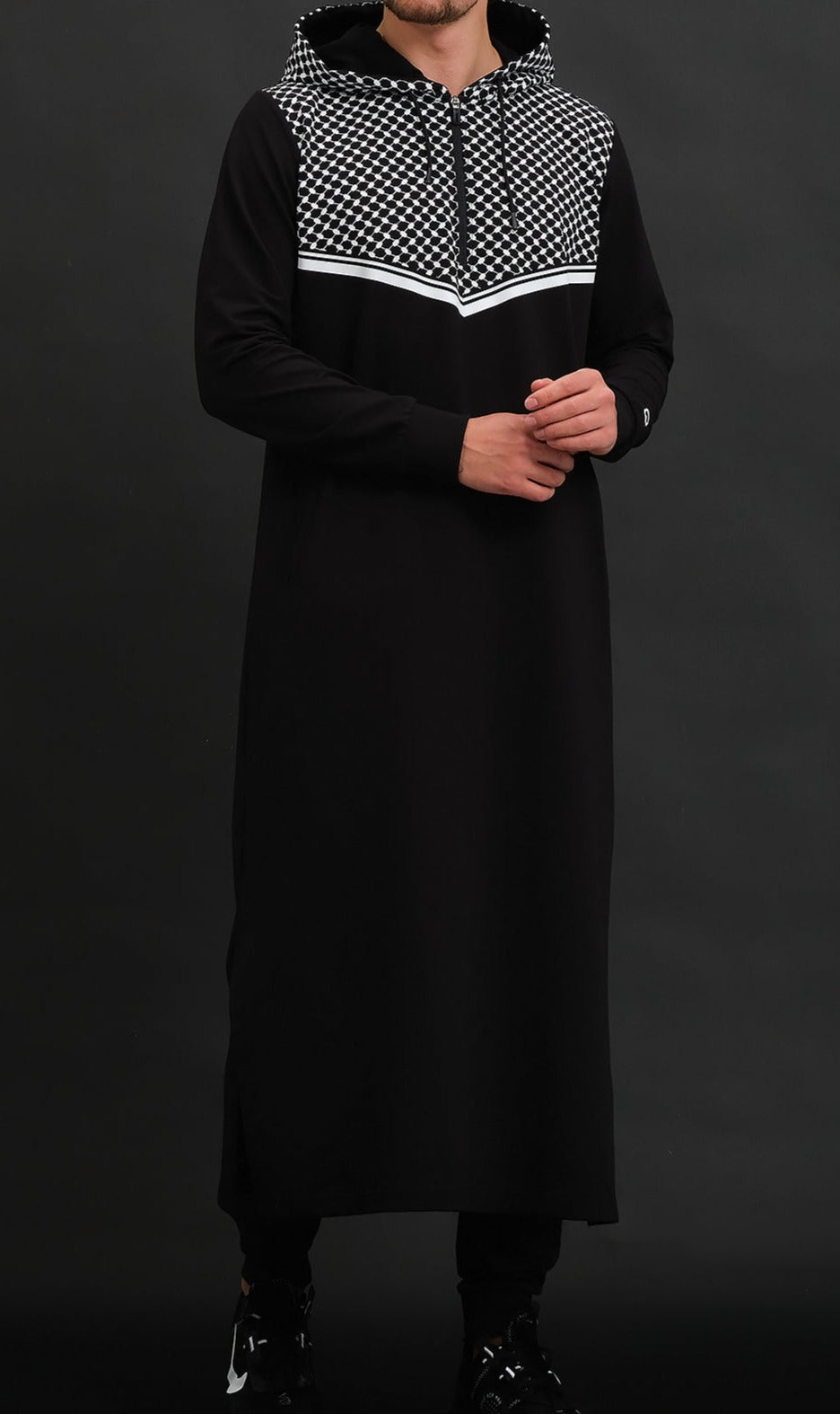 Long qamis noir à capuche QABA’IL QUDS avec panneau de poitrine à motifs